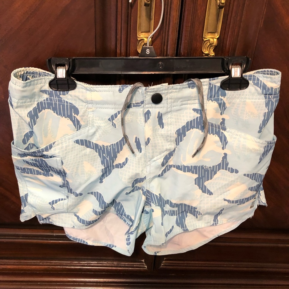 Women’s AFTCO Shorts size 8 (runs Small)